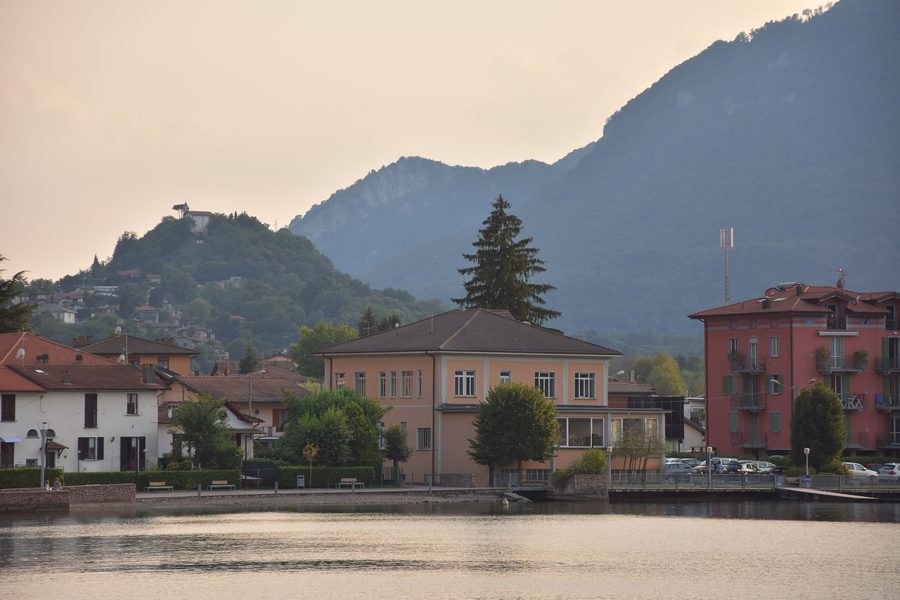 Promenade du bord de lac de Porto Ceresio au lac de Lugano avec vue sur les collines environnantes