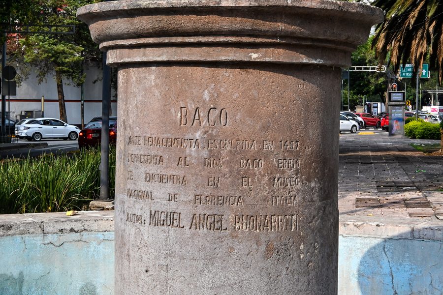 Statue de Bacchus sur l’Avenida Álvaro Obregón à Mexico