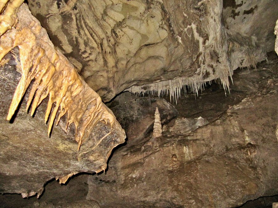 Stalactites et stalagmites dans la Nikau Cave