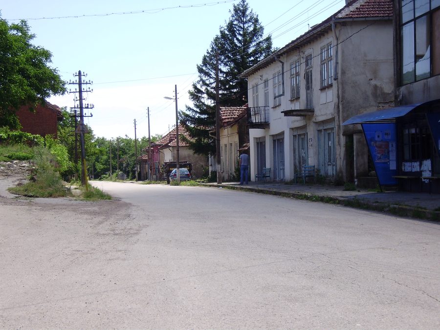 La rue principale du village de Belimel