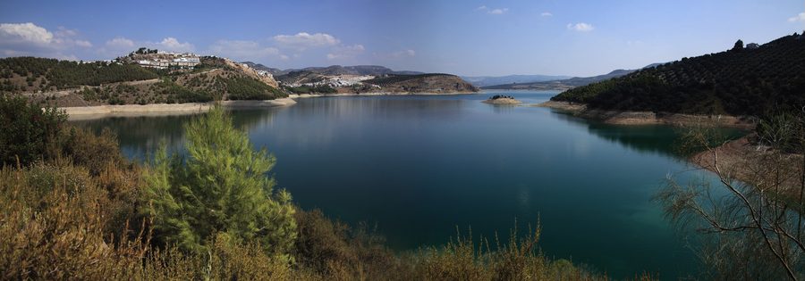 Vue panoramique sur le réservoir d’Iznájar à Cordoue