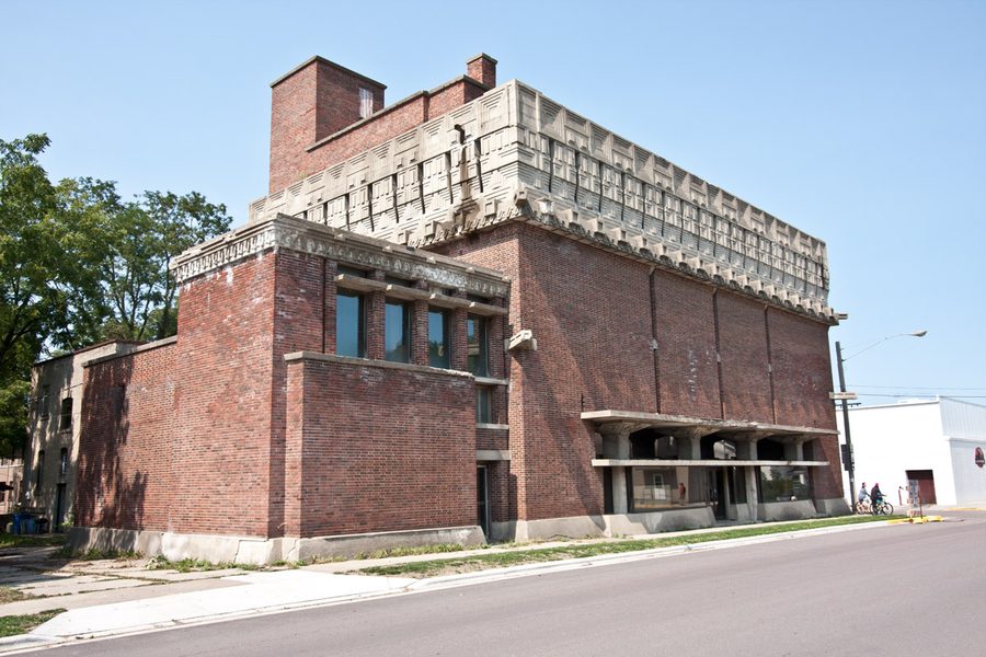 Vue extérieure complète du A. D. German Warehouse conçu par Frank Lloyd Wright à Richland Center, Wisconsin