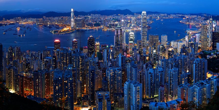 La skyline de Hong Kong et Victoria Harbour au crépuscule