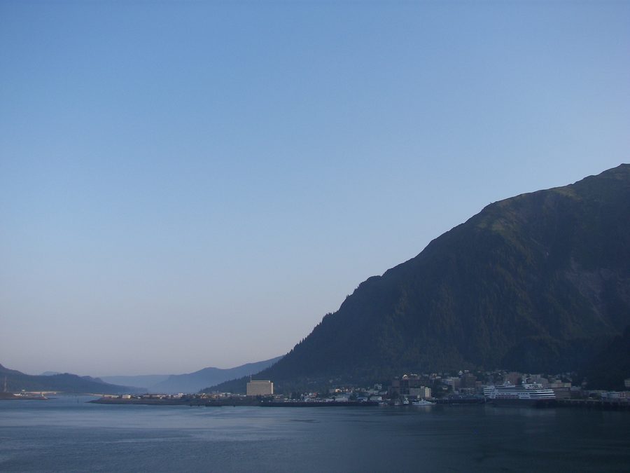 Centre-ville de Juneau sur le chenal Gastineau avec des montagnes en arrière-plan