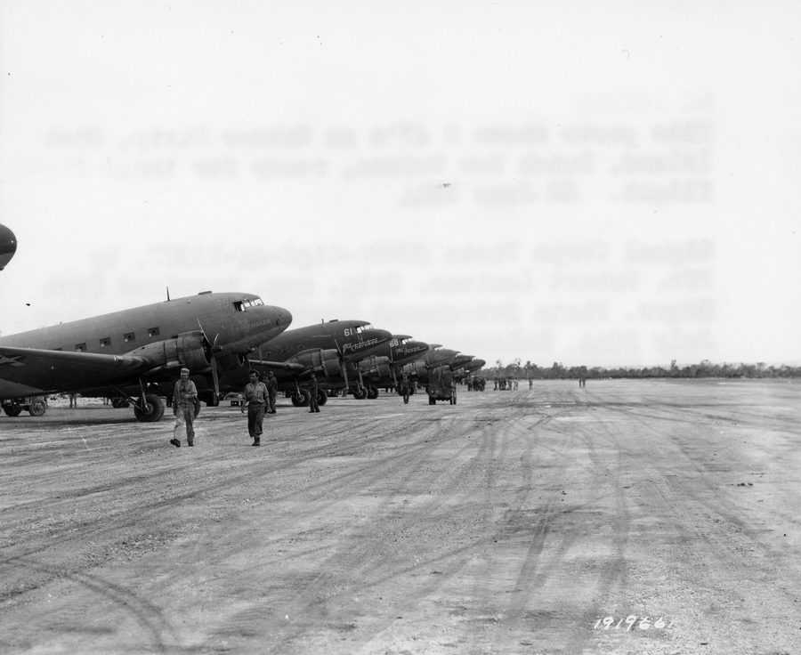 Avion C-47 sur la piste de Mokner à Biak Island en 1944