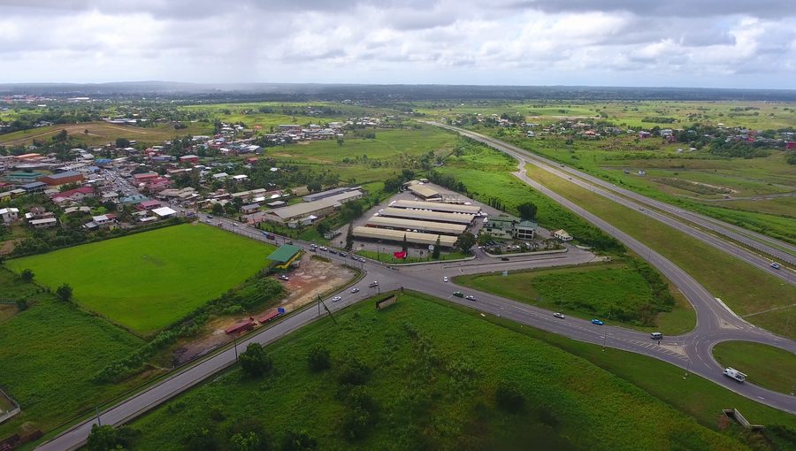 Vue aérienne du Debe Market, au bord de l’autoroute à Debe, Trinidad.