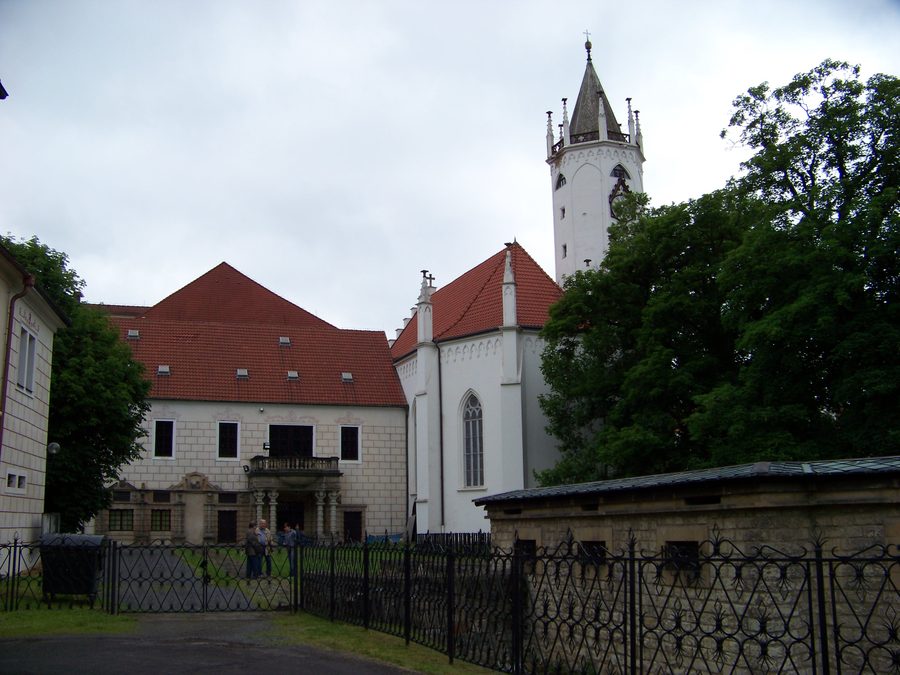 Château de Teplice avec l’église de l’Exaltation de la Sainte-Croix