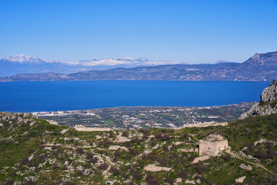 Vue du golfe de Corinthe depuis l’Acrocorinthe, avec les vestiges de l’ancienne Lechaion visibles près de la côte