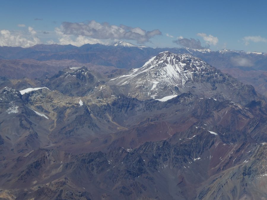 Aconcagua enneigé dans la chaîne andine argentine, vu depuis un avion