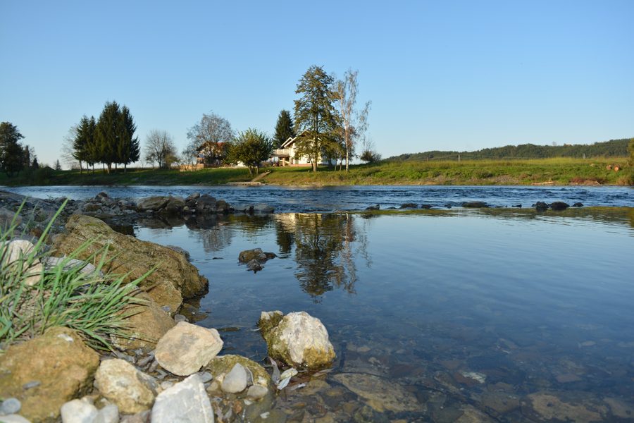 La Sana à Prijedor avec paysage de rive et lien urbain
