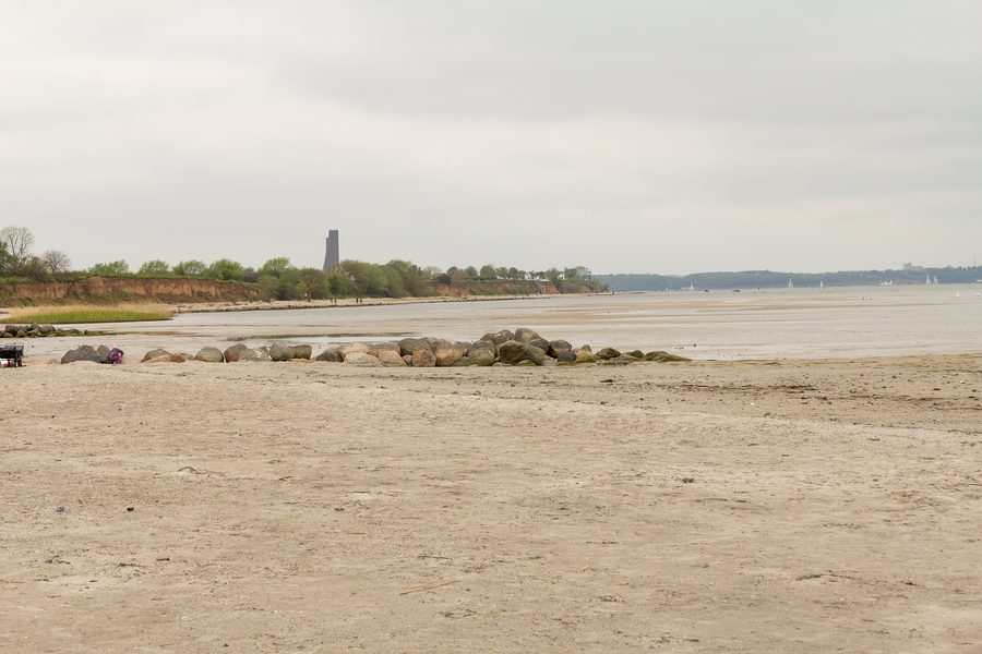 Plage de Stein dans la Probstei avec le mémorial naval de Laboe en arrière-plan
