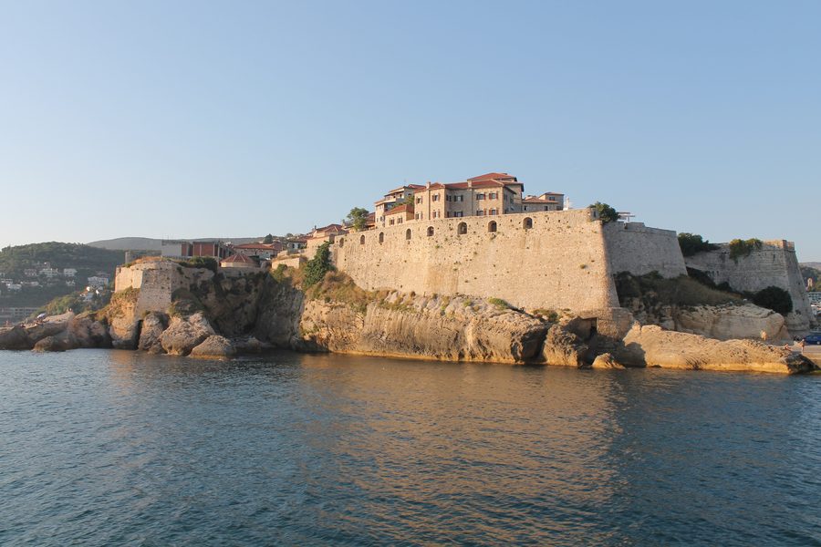 Vieille ville historique d’Ulcinj sur une colline côtière