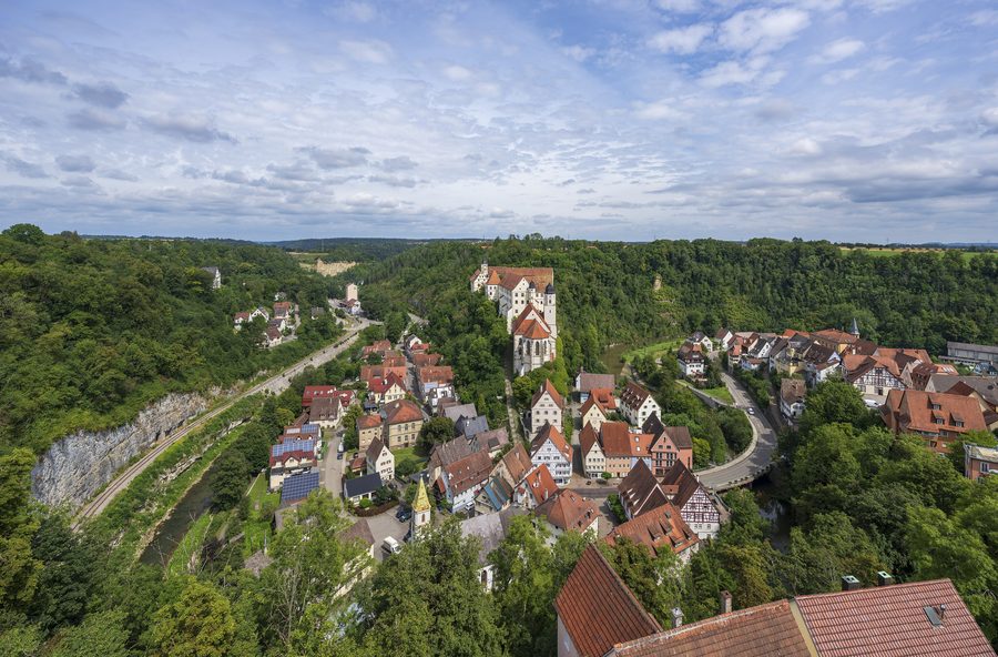 Vieille ville historique de Haigerloch avec château et église du château dans un méandre de l’Eyach
