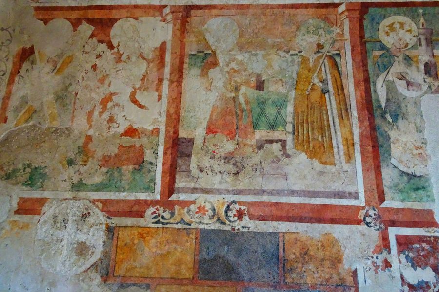 Fresques médiévales à l’intérieur de l’église d’Obstalden