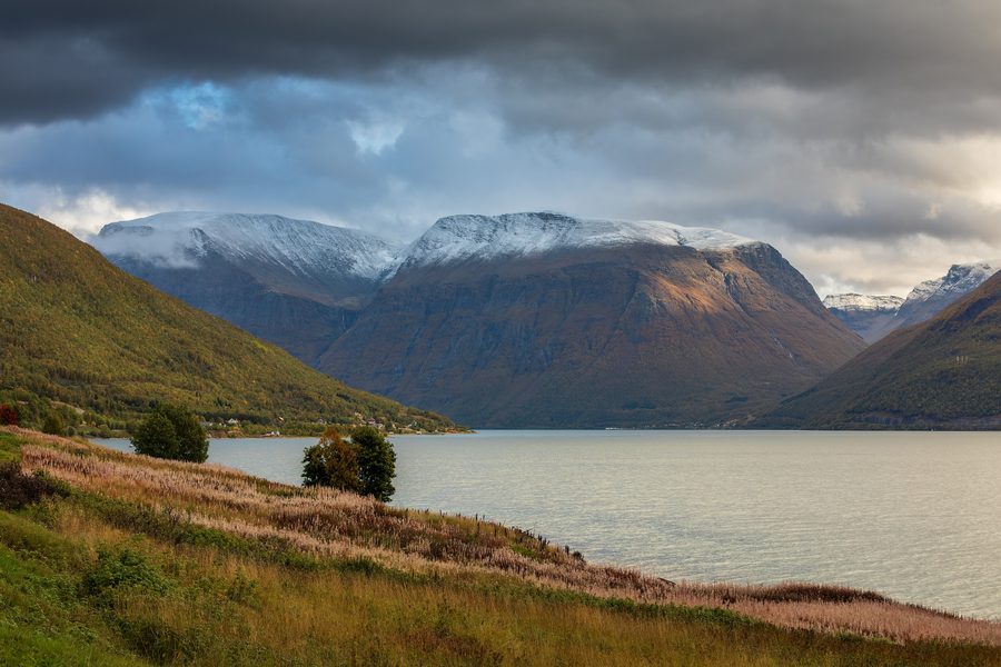 Rive du Kåfjord et montagne Isfjellet près d’Olderdalen à Kåfjord