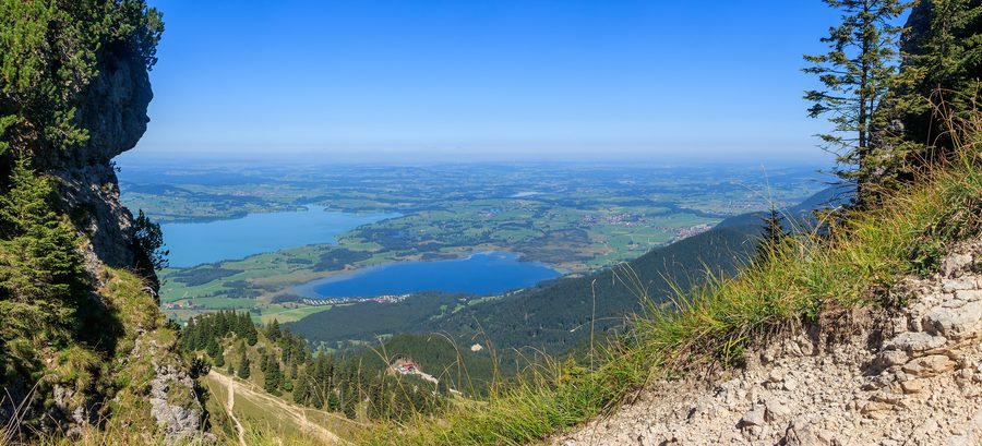 Vue depuis le Tegelberg sur le Forggensee et le Bannwaldsee, avec le paysage de l’Ostallgäu