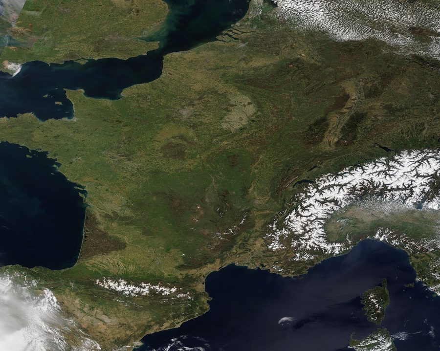 Image satellite de l’Europe occidentale avec un soleil éclatant et quelques champs nuageux.