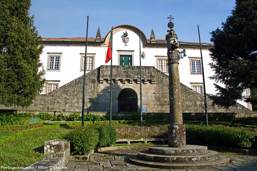 Câmara Municipal et pilori dans le centre historique de Ponte de Lima, Portugal