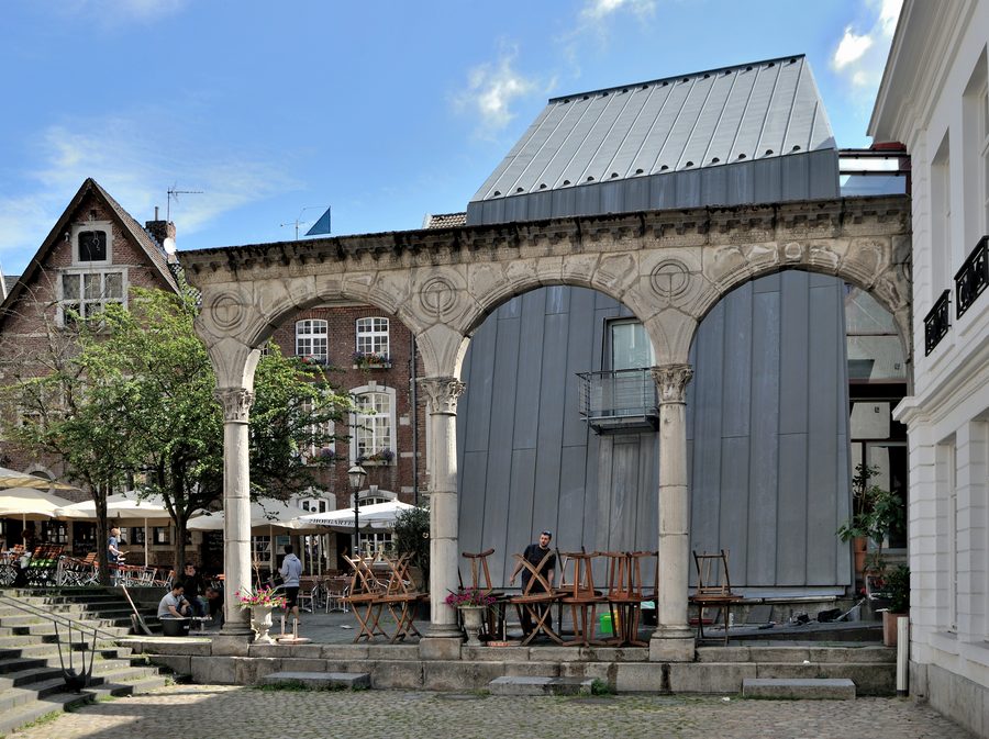 Portique romain sur la place historique Hof à Aix-la-Chapelle, Allemagne