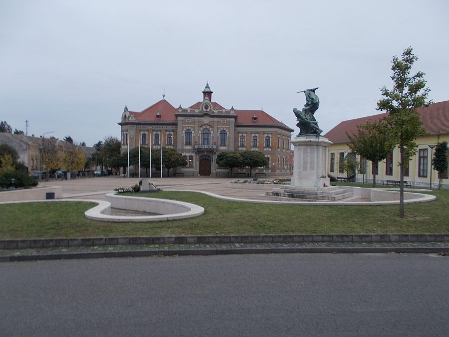 Place Hősök à Tolna avec l’hôtel de ville et le monument aux morts.