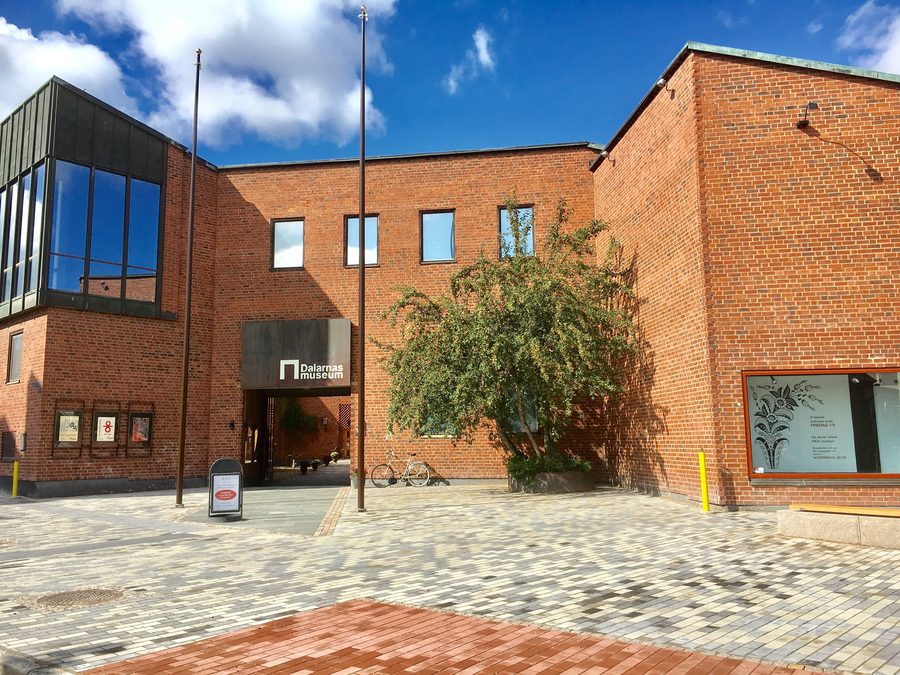 Entrée du Dalarnas Museum depuis Hälsingtorget