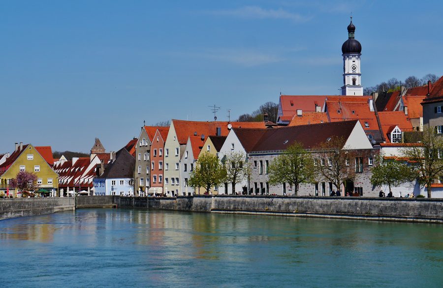 Vue sur le Lech vers la vieille ville historique de Landsberg am Lech