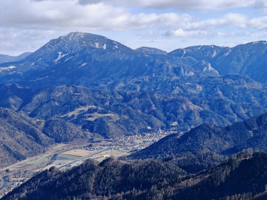 Vue depuis le Hochanger de Bruck sur la Mur, Pernegg et le Hochlantsch