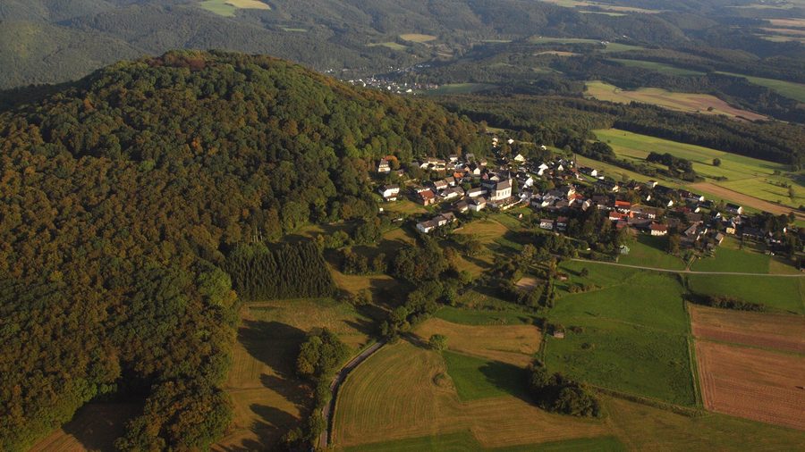 Vue aérienne de l’Aremberg et de la localité du même nom dans l’Eifel