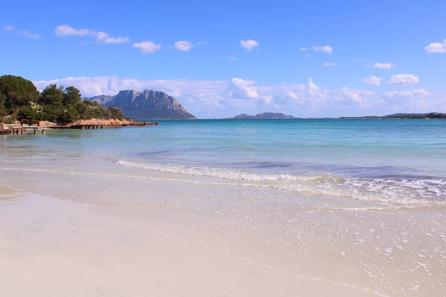 Plage de Porto Istana avec sable clair et vue sur Tavolara