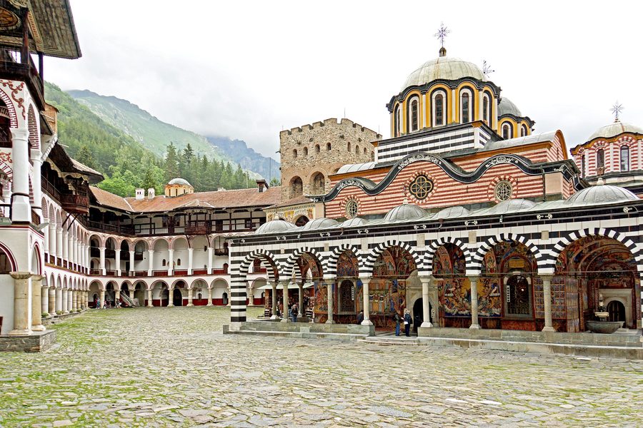 Vue extérieure du monastère de Rila dans les montagnes de Bulgarie.