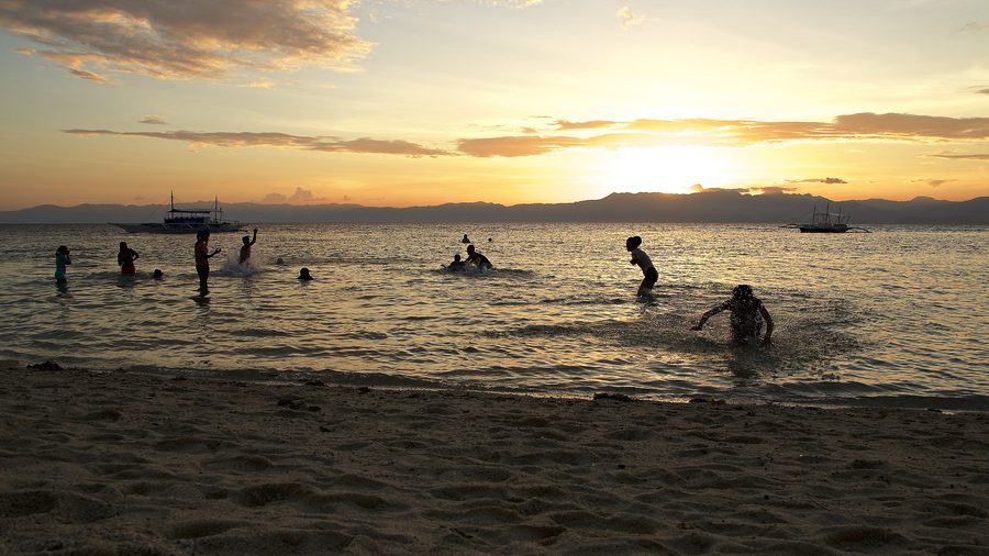 Des enfants jouent sur Panagsama Beach à Moalboal sur Cebu