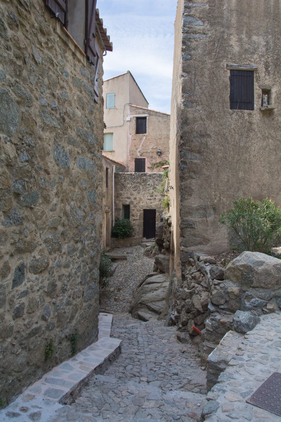Rue étroite en descente dans le village médiéval de Sant'Antonino