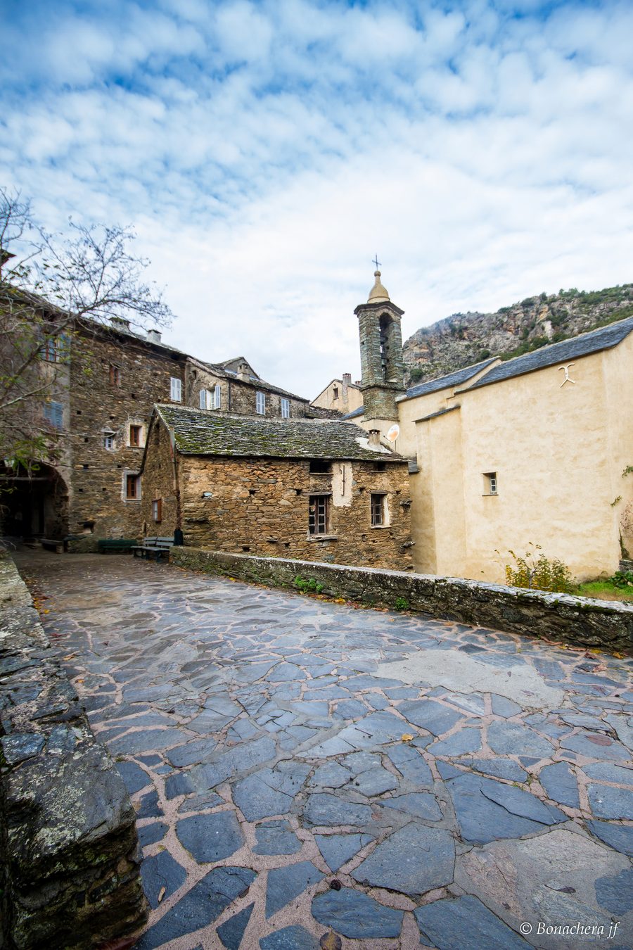 Entrée du village de Saliceto dans le paysage montagneux de la Haute-Corse
