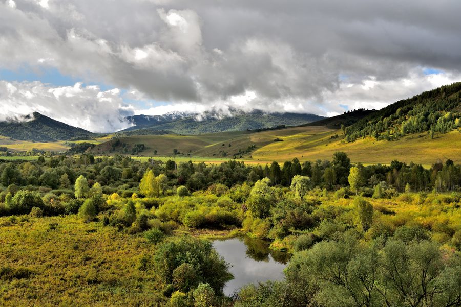 Vue pittoresque de la zone de villégiature de Belokourikha dans le kraï de l'Altaï.