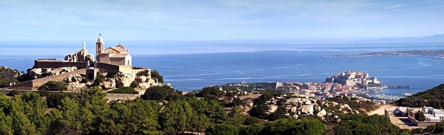 Panorama de Calvi et du golfe de Calvi en Corse