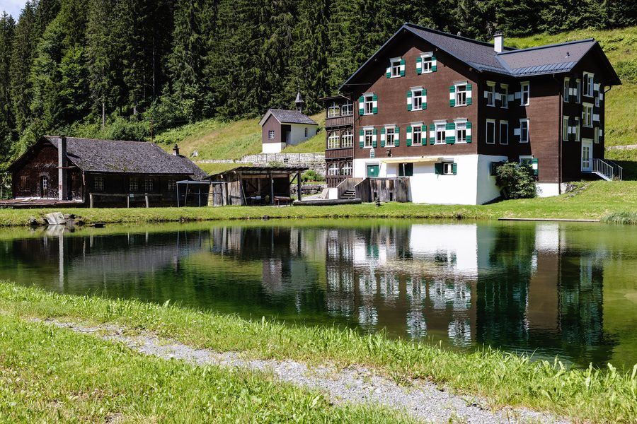 Auberge Bad Laterns avec ancien bâtiment thermal et la chapelle de Bad Innerlaterns