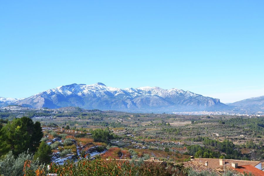 Vue de la Serra de Mariola et de Muro depuis Benialfaquí.
