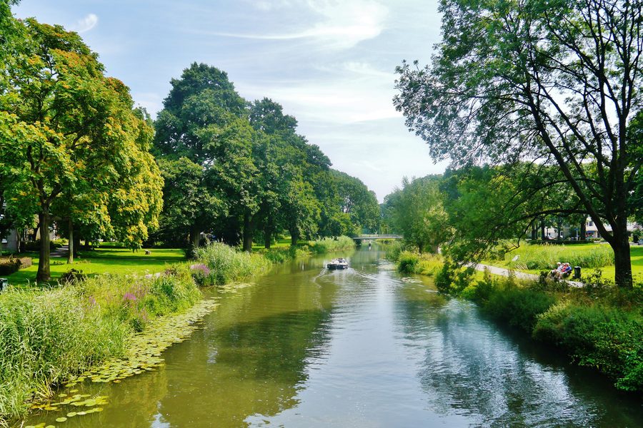 Canal avec des maisons historiques à Utrecht
