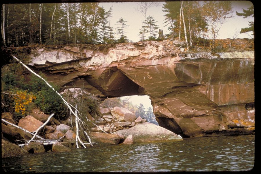 Rivage rocheux et grottes marines au Apostle Islands National Lakeshore sur le lac Supérieur.