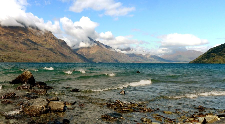 Lac Wakatipu avec de hautes montagnes en Nouvelle-Zélande