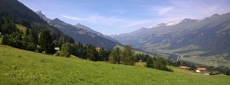 Vue depuis le sentier panoramique au-dessus de Reichenbach sur le Kandertal en direction de Frutigen