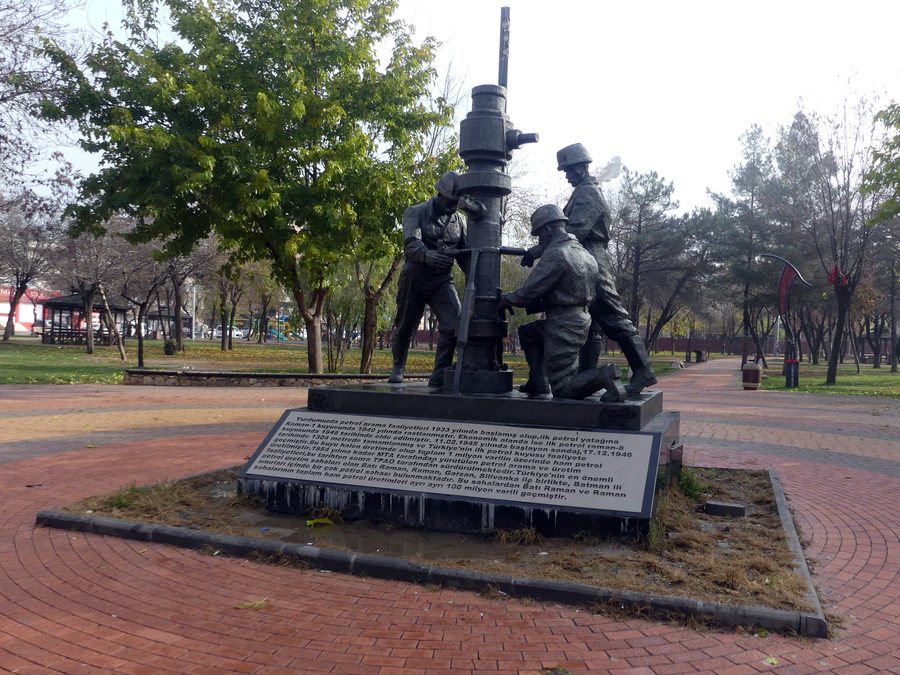 Monument des travailleurs des puits de pétrole à Batman City