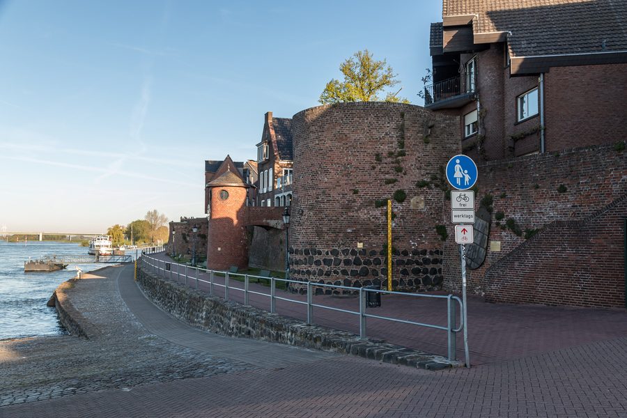 Promenade du Rhin à Rees avec tour limnimétrique et ancienne tour de douane