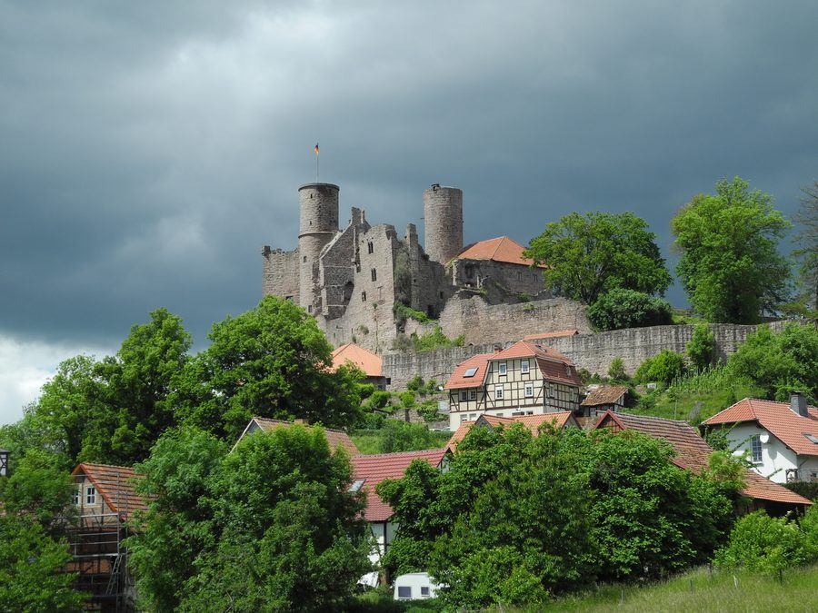 Château de Hanstein près de Bornhagen dans l’arrondissement de l’Eichsfeld avec le hameau de Rimbach en arrière-plan