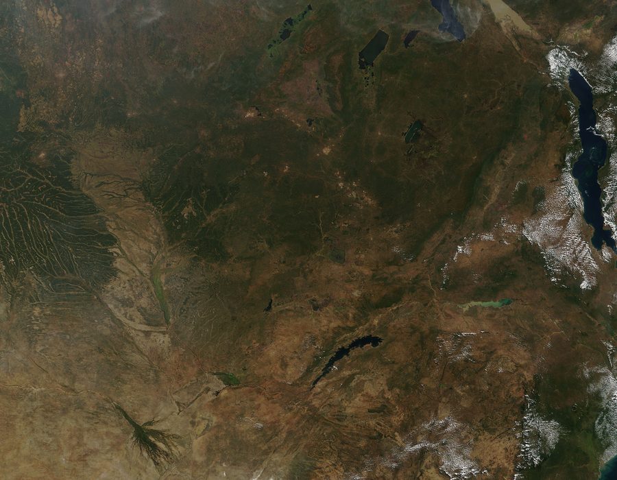 Image satellite de l’Afrique centrale avec des zones nuageuses et une végétation verte.