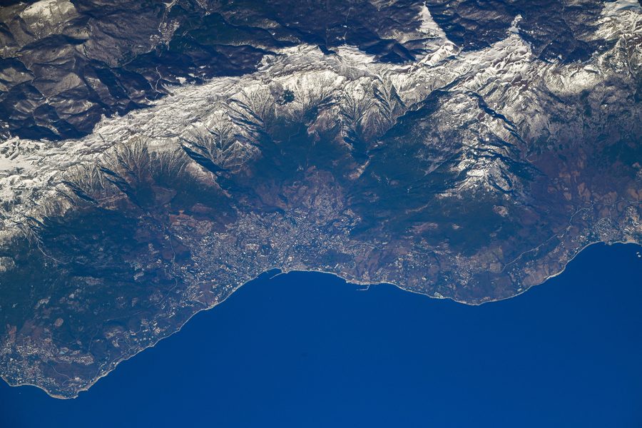 Yalta sur la côte sud de la Crimée avec les montagnes de Crimée en arrière-plan, vue depuis l’espace.
