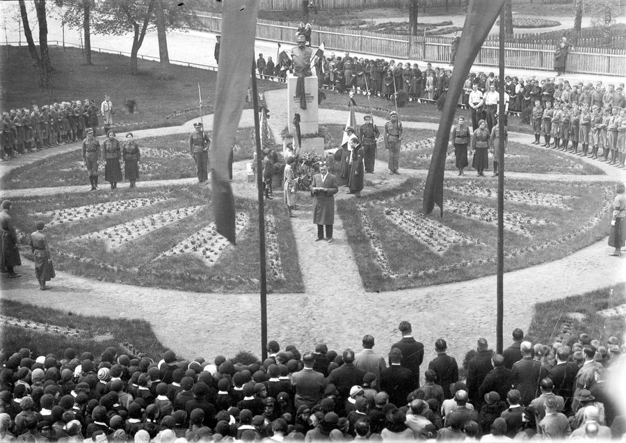 Photographie historique de la place de gare à Luninez datant de 1935