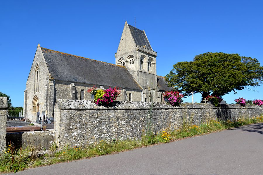 Vue extérieure de l’église Saint-Hilaire à Brucheville