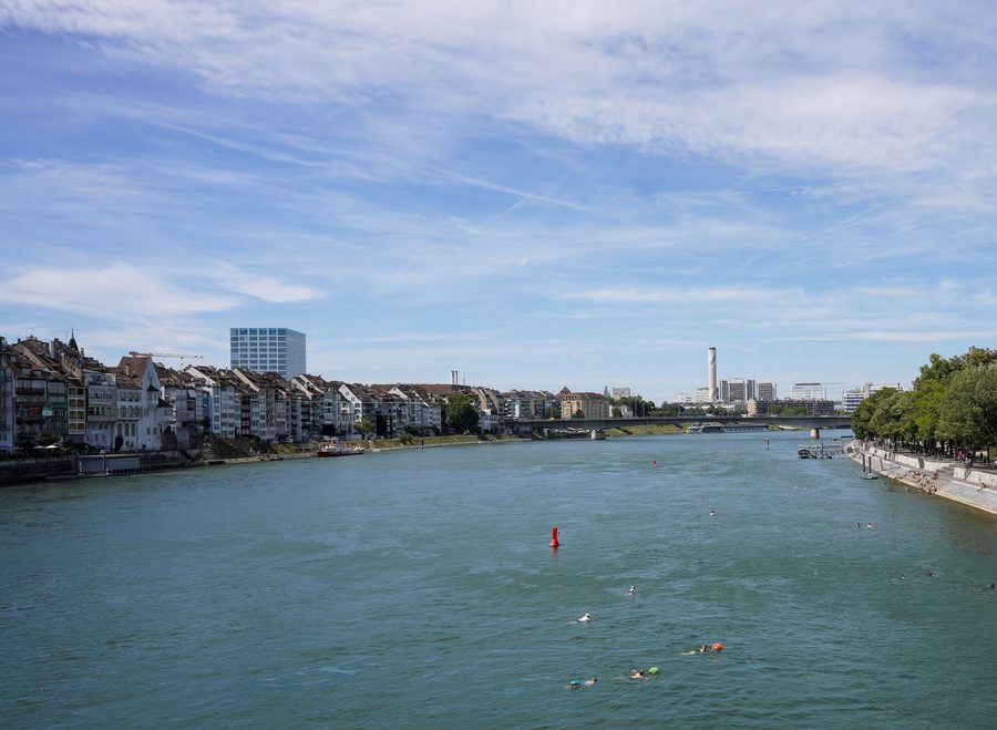 Le Rhin à Bâle avec les quais urbains