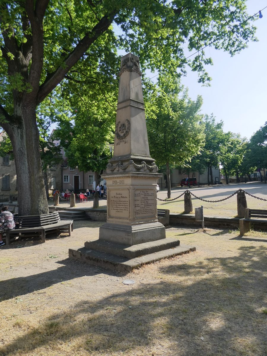 Monument aux morts sur la place du marché à Westhofen, Hesse rhénane